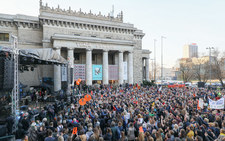 Warszawa: Koncert poparcia dla nauczycieli przed PKiN