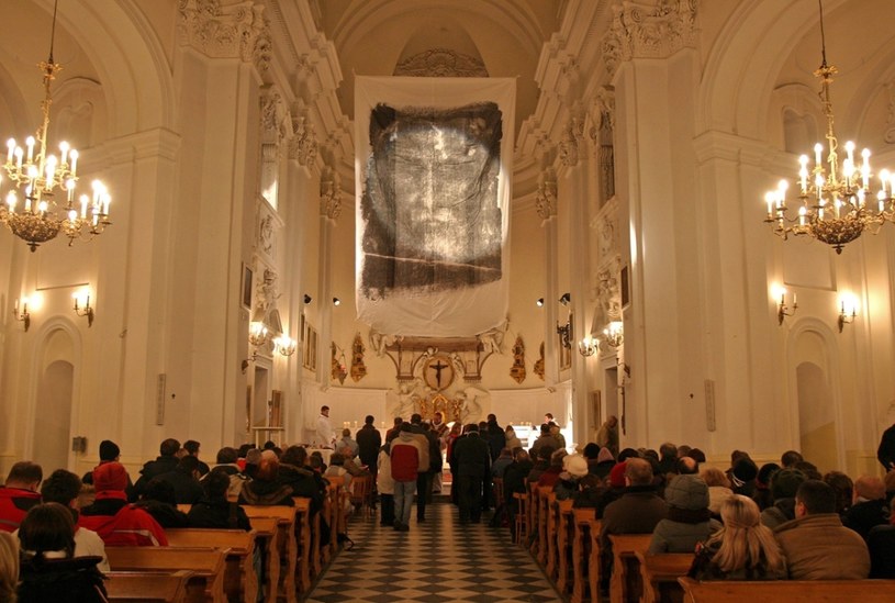 Warszawa, kościół na Bielanach i prezentowany tam fragment całunu z twarzą Jezusa /East News