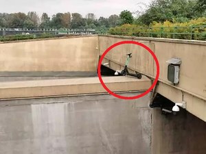 Warszawa: Ktoś umieścił elektryczną hulajnogę nad wjazdem do tunelu Wisłostrady