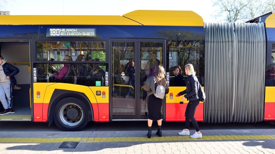 Warszawa kupi 120 nowych autobusów przegubowych przystosowanych do ewakuacji ludności /Shutterstock