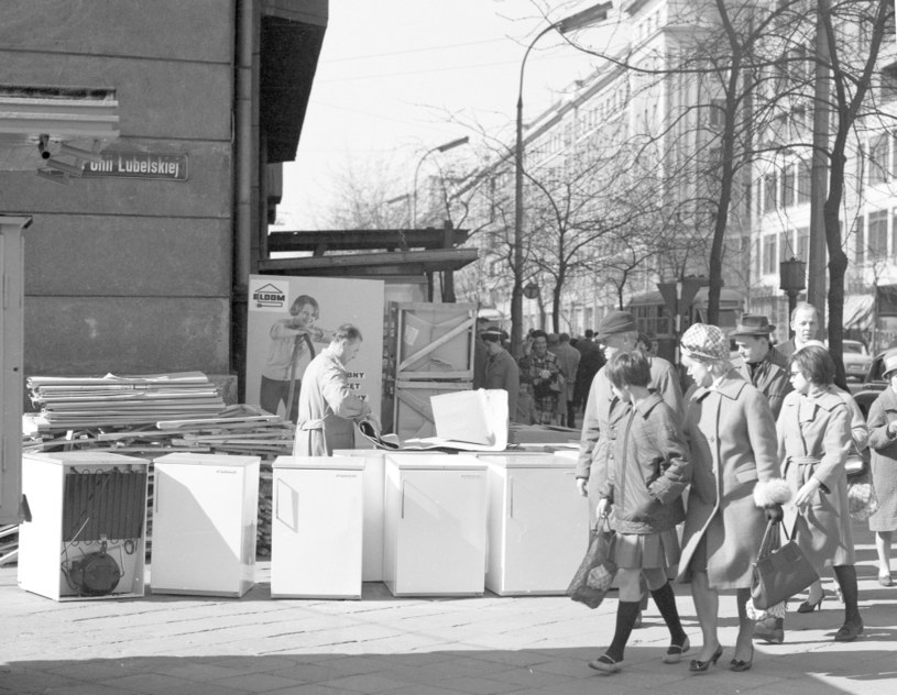 Warszawa, lata 60., lodówki przed sklepem, plac Unii Lubelskiej /Roman Kotowicz /Agencja FORUM