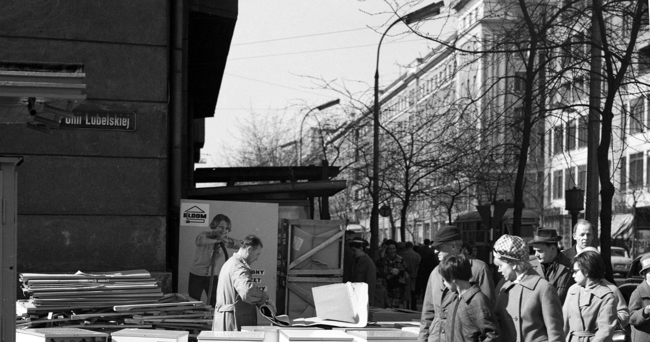 Warszawa, lata 60., lodówki przed sklepem, plac Unii Lubelskiej /Roman Kotowicz /Agencja FORUM