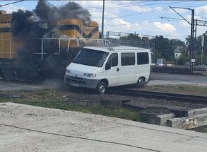Warszawa: Lokomotywa rozbiła dostawczego fiata. To symulacja PKP