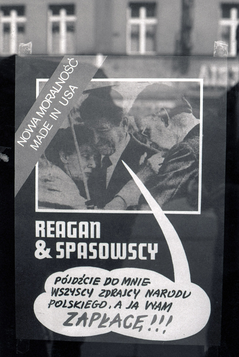 Warszawa, marzec 1982, ul. Marszalkowska 3. N/z: plakat propagandowy ze stanu wojennego: "Nowa moralność made in USA / Reagan i Spasowscy" /Janusz Fila  /Agencja FORUM