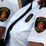 Warszawa: Mężczyzna powiesił się w aucie straży miejskiej. Prokuratura bada sprawę