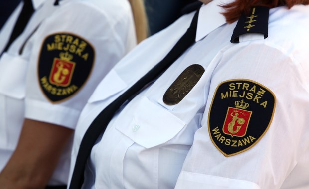 Warszawa: Mężczyzna powiesił się w aucie straży miejskiej. Prokuratura bada sprawę