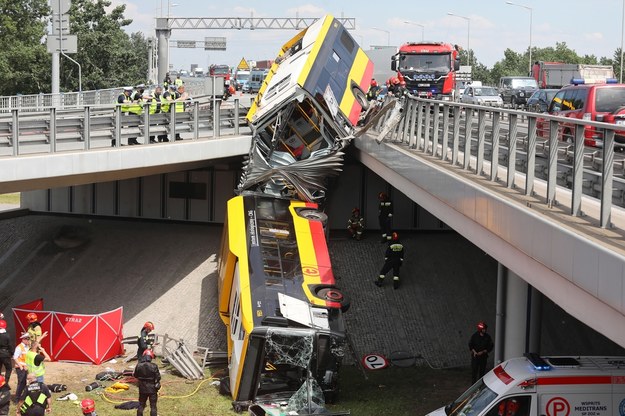 Warszawa, miejsce wypadku autobusu, który spadł z wiaduktu /Paweł Supernak /PAP