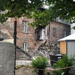 Warszawa: Mieszkańcy budynków przy Poznańskiej czekają na decyzję ws. zniszczonej kamienicy