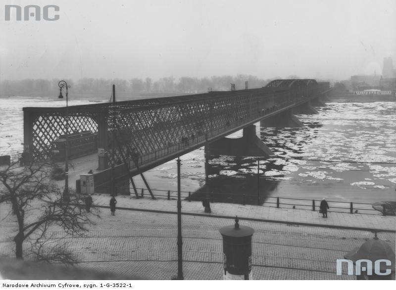 Warszawa - Most Kierbedzia od strony lewego brzegu Wisły z widocznym wjazdem /Z archiwum Narodowego Archiwum Cyfrowego