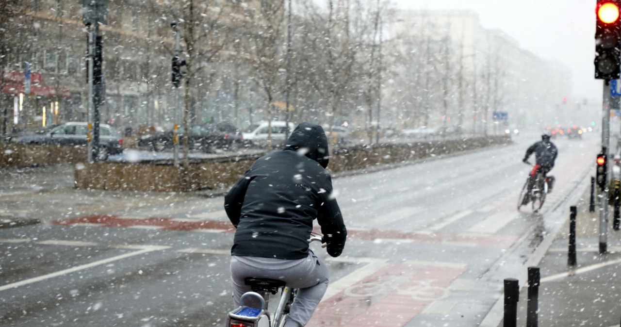 Warszawa nie ma pieniędzy na odśnieżanie dróg dla rowerów /Piotr Małecki /Agencja SE/East News