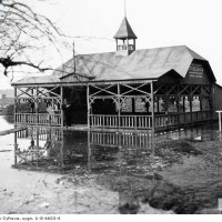 Zalana wodą Strzelnica Związku Strzeleckiego położona naprzeciw Parku Skaryszewskiego im. Ignacego Jana Paderewskiego przy ul. Zielenieckiej na wybrzeżu praskim, 1931.