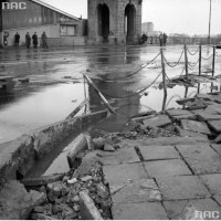 Zalana jezdnia przy wjeździe na Most Poniatowskiego od strony Centrum, 1971.