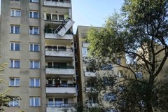 Warszawa: Oderwana balustrada balkonu na 9. piętrze