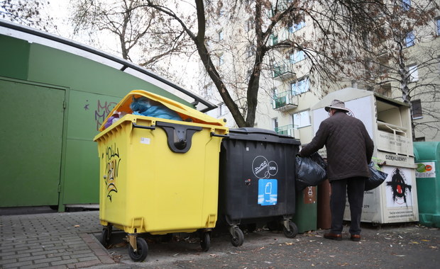 Warszawa: Opłata za wywóz śmieci uzależniona od zużycia wody? Są zastrzeżenia