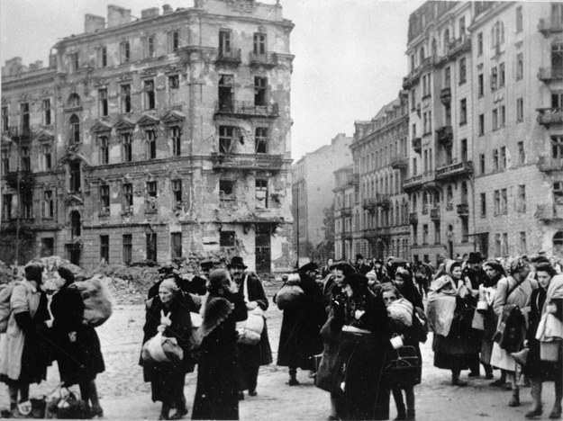 Warszawa, październik 1944 roku. Ludność cywilna opuszcza gruzy Warszawy po ustaniu walk powstańczych. /CAF /PAP