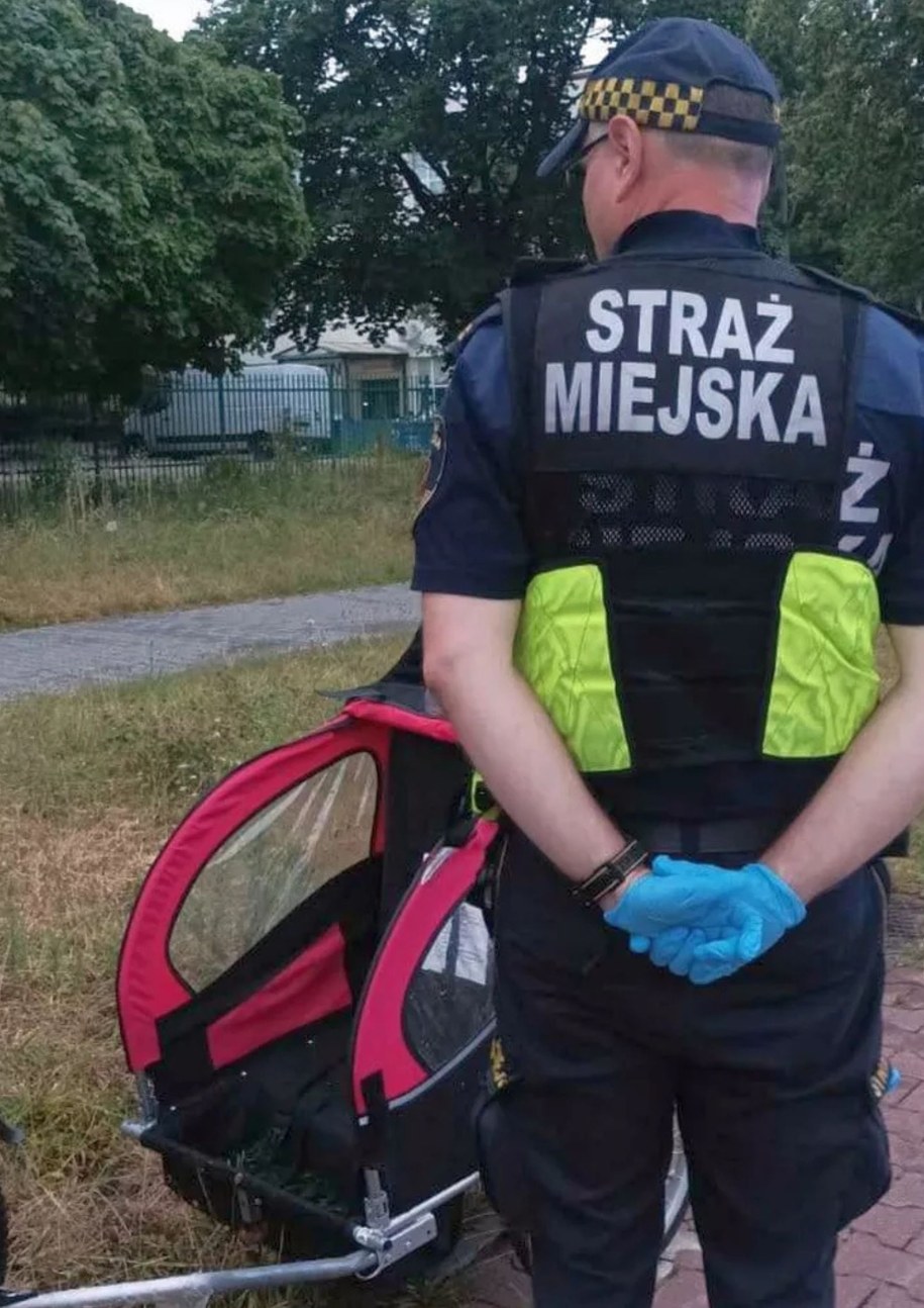 Warszawa: Pijany ojciec leżał na ścieżce rowerowej, fot. strazmiejska.waw.pl /