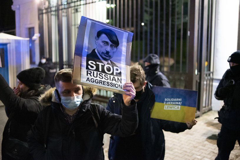 Warszawa: Pikieta ponad partyjnymi podziałami przed ambasadą Rosji