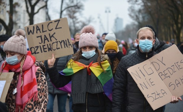 Warszawa po protestach: 60 wniosków do sądu o ukaranie, uszkodzony radiowóz 