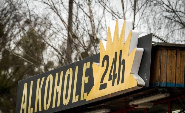​Warszawa podzielona w sprawie nocnej prohibicji. Decyzja już we wrześniu