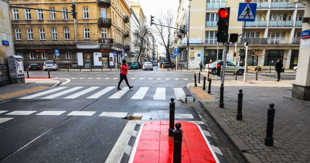 Warszawa pokazała skalę patologii na przejściach dla pieszych. Dostanie ważną nagrodę? /Adam Burakowski/REPORTER /Agencja SE/East News