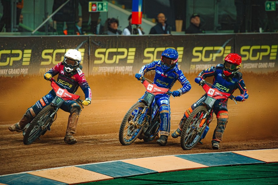 WARSZAWA, POLSKA - 17 MAJA 2025: Orlen Oil FIM Speedway Grand Prix of Poland w PGE Narodowym 2025. Na zdjęciu od lewej; Dominik Kubera (biały kask) ; Bartosz Zmarzlik (niebieski kask); Andzejs Lebedevs /Shutterstock