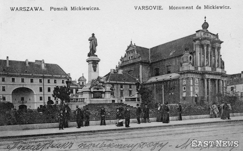 Warszawa, pomnik Adama Mickiewicza na Krakowskim Przedmieściu (około 1905 r.) /Lech Królikowski /East News