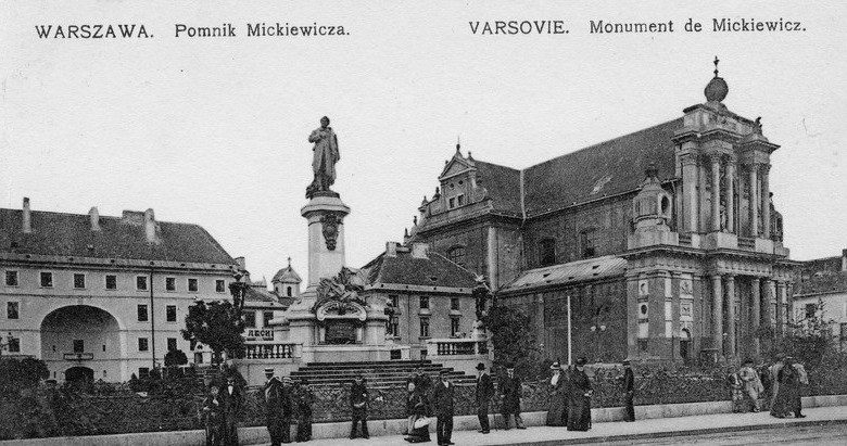 Warszawa, pomnik Adama Mickiewicza na Krakowskim Przedmieściu (około 1905 r.) /Lech Królikowski /East News