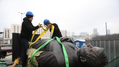 Warszawa: Pomnik Lecha Kaczyńskiego stanął na placu Piłsudskiego