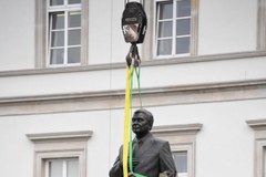 Warszawa: Pomnik Lecha Kaczyńskiego stanął na placu Piłsudskiego