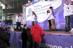 Warszawa: Próba pobicia światowego rekordu Guinessa w przytulaniu