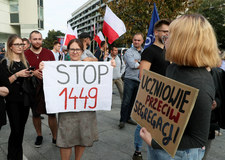 Warszawa: Protest antyszczepionkowców przeciwko "segregacji sanitarnej"