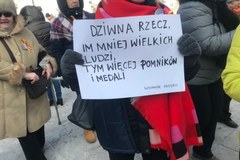 Warszawa: Protest przeciwko budowie pomnika ofiar katastrofy smoleńskiej na placu Piłsudskiego 