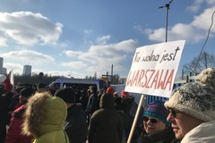 Warszawa: Protest przeciwko budowie pomnika ofiar katastrofy smoleńskiej na placu Piłsudskiego 