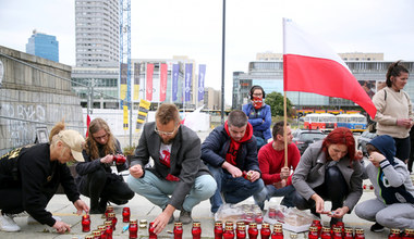 Warszawa: Protest przedsiębiorców. Ułożyli flagę ze zniczy