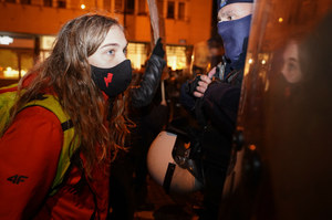 Warszawa: Protest Strajku Kobiet przed TVP. Kilka osób zatrzymanych