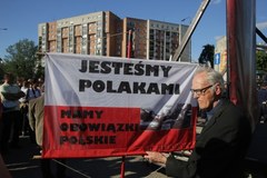 Warszawa: Protesty przed Teatrem Powszechnym
