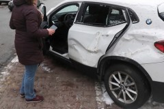 Warszawa: Przewożona koparka spadła z lawety na zaparkowane przy jezdni pojazdy