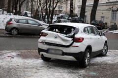 Warszawa: Przewożona koparka spadła z lawety na zaparkowane przy jezdni pojazdy