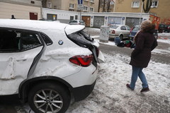 Warszawa: Przewożona koparka spadła z lawety na zaparkowane przy jezdni pojazdy