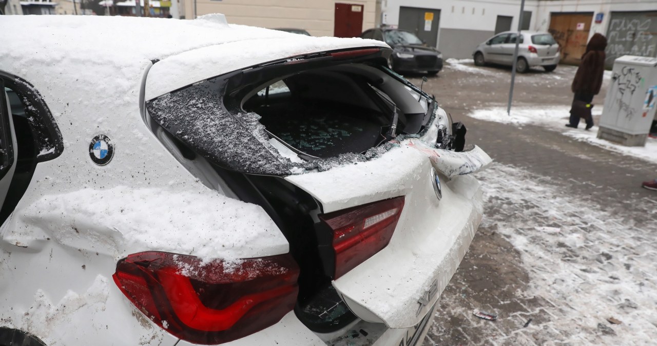 Warszawa: Przewożona koparka spadła z lawety na zaparkowane przy jezdni pojazdy