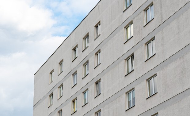 Warszawa: Roczna dziewczynka wypadła z okna na czwartym piętrze bloku