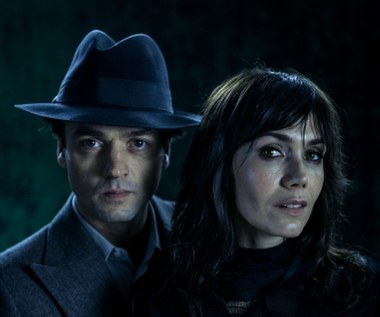 Warszawa, rok 2030. Wydawać by się mogło, że dla Adama (Piotr Polak) lepsze jutro było wczoraj... Dotknięty amnezją niewiadomego pochodzenia bohater musi zacząć wszystko od nowa. Przeprowadza się i rozpoczyna pracę w korporacji. W firmie Adam poznaje atrakcyjną Gorię (Olga Bołądź), którą jest totalnie oczarowany. Początkowo dziewczyna opiera się jego zalotom, uparcie twierdząc, że nie jest w jej typie.