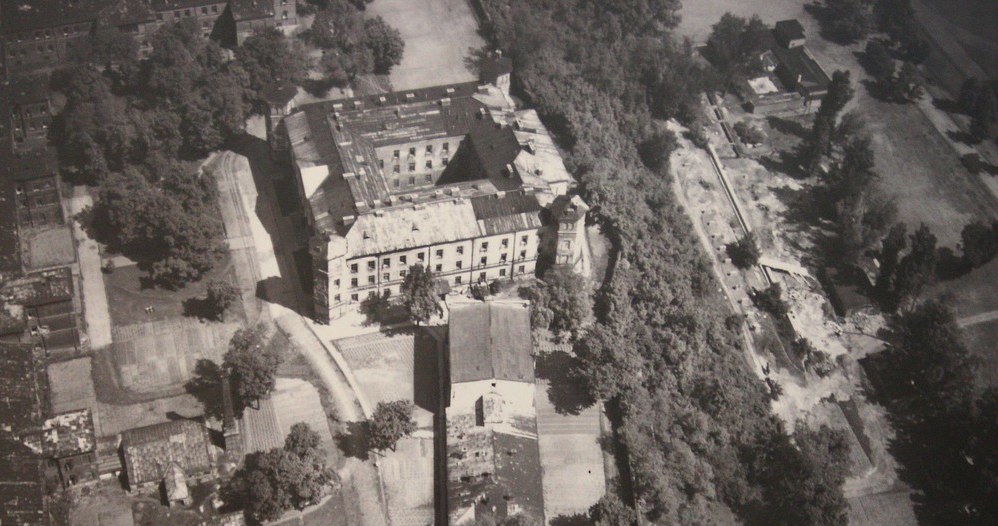 Warszawa roku 1943. Widok na Zamek Ujazdowski /Stanisław  Kowalczuk /East News