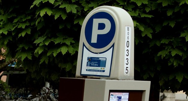 Warszawa rozszerza strefę płatnego parkowania /Tomasz Gzell /PAP