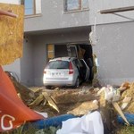 Warszawa: Samochód wbił się w drzwi klatki schodowej