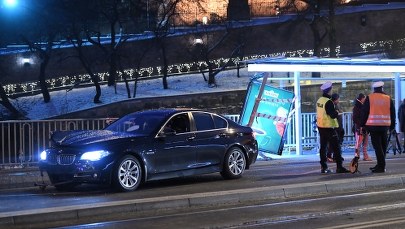 Warszawa: Samochód wjechał w przystanek. Cztery osoby ranne 