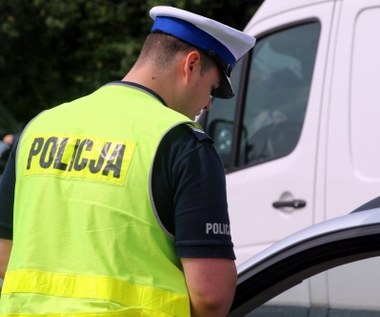 Warszawa: Samochód wjechał w przystanek. Jedna osoba ranna