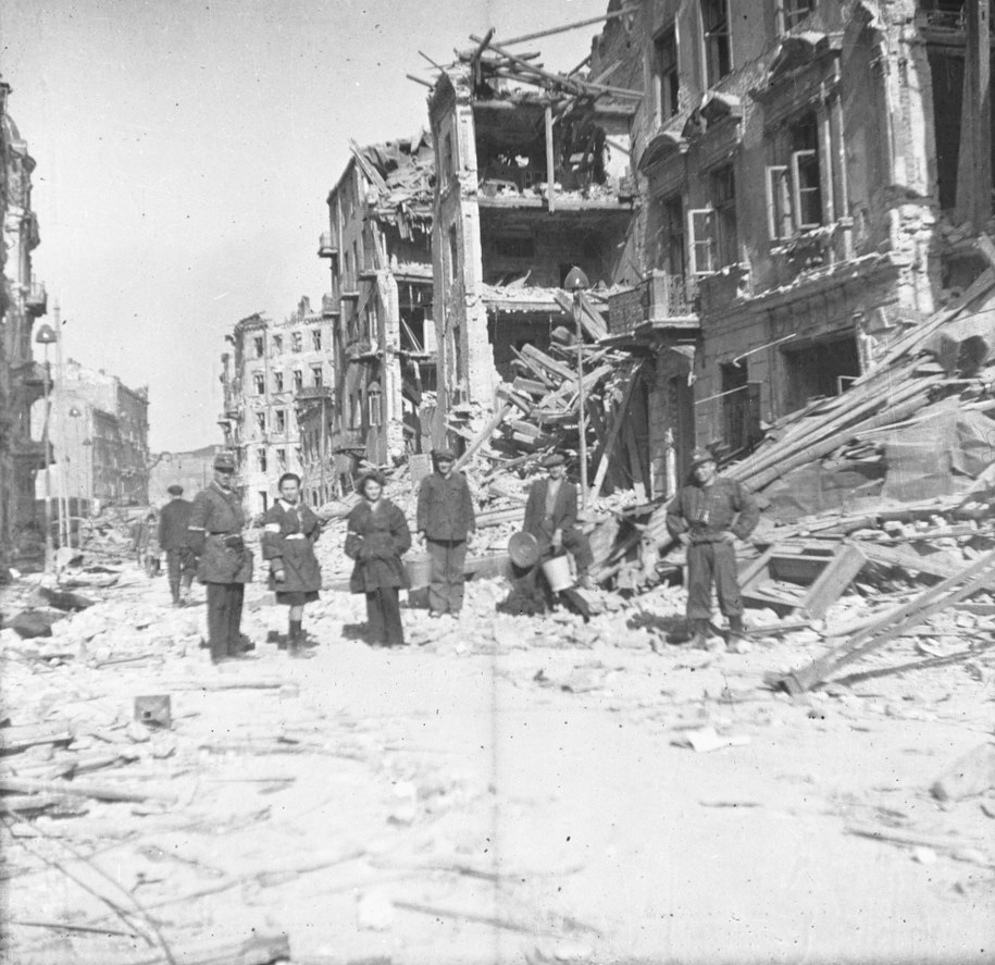 Warszawa, sierpień 1944 roku. Na zdjęciu: powstańcy wśród ruin po wybuchu bomby przy ul. Twardej /Buniewicz/CAF /PAP