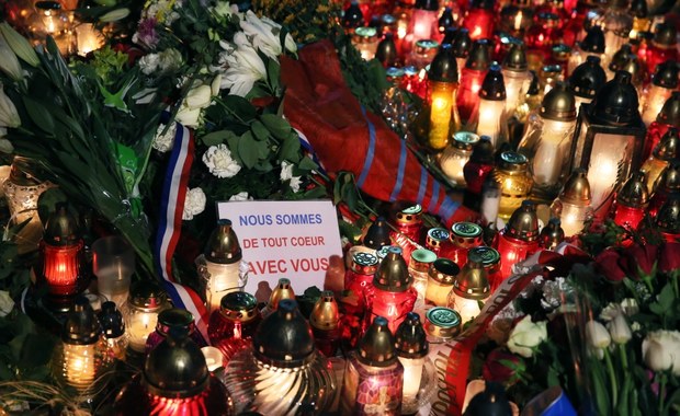 Warszawa solidarna z Paryżem. "Polska jest z wami i modli się o siłę Waszego narodu!"