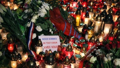 Warszawa solidarna z Paryżem. "Polska jest z wami i modli się o siłę Waszego narodu!"